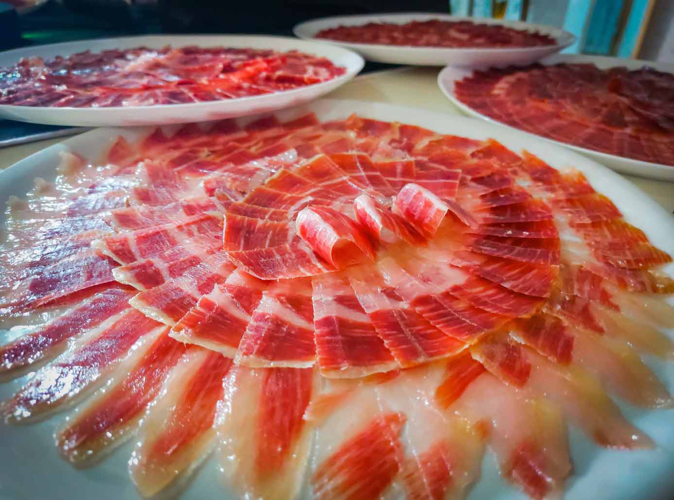 Platos de jamón ibérico sobre la mesa